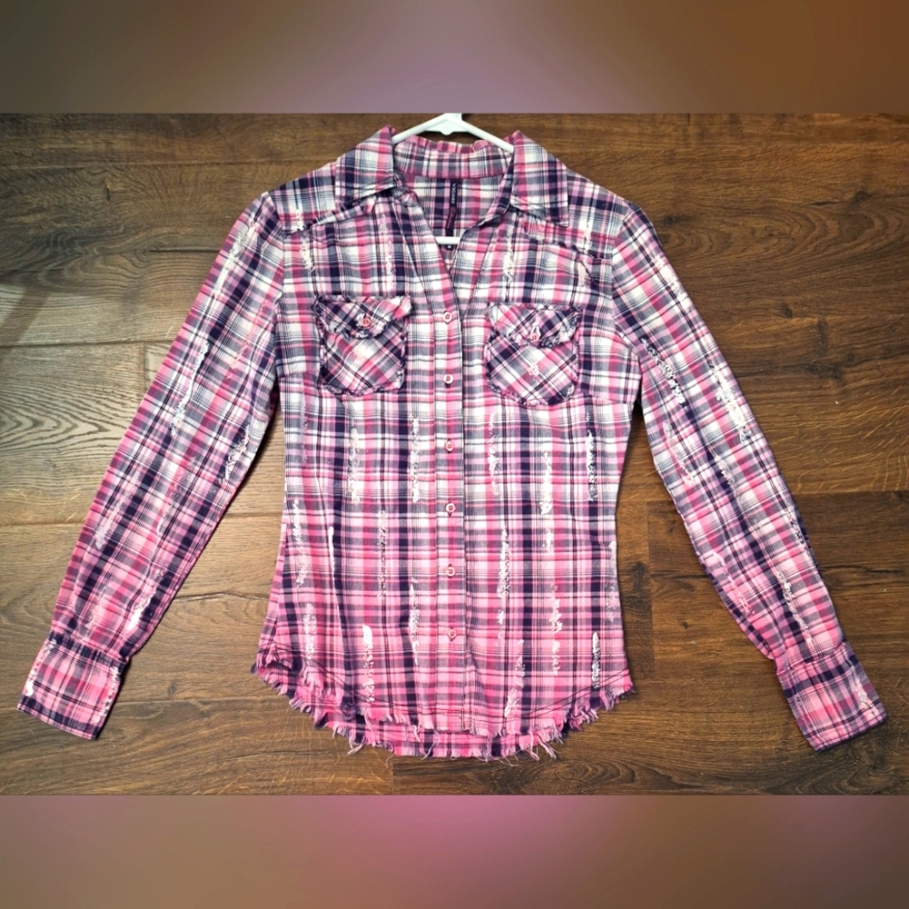 VIGOSS PINK AND BLUE PLAID FITTED BUTTON-UP SHIRT. WORN ONCE
